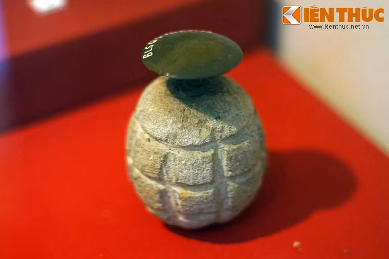 Lựu đạn vỏ xi măng do công binh xưởng Tân An, Mỹ Tho sản xuất năm 1948-1950, trang bị cho bộ đội, du kích đánh thực dân Pháp.