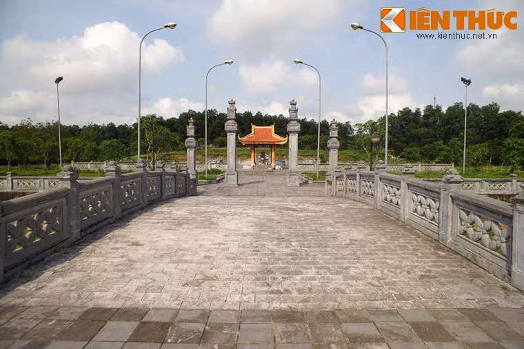 Sau quá trình trùng tu, lăng mộ vị danh tướng thời chúa Nguyễn mang một diện mạo mới với nhiều hạng mục được xây dựng bằng đá bề thế.