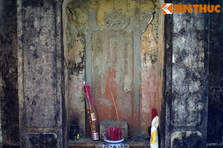 Tấm bia đá trước mộ tướng Nguyễn Tri Phương.