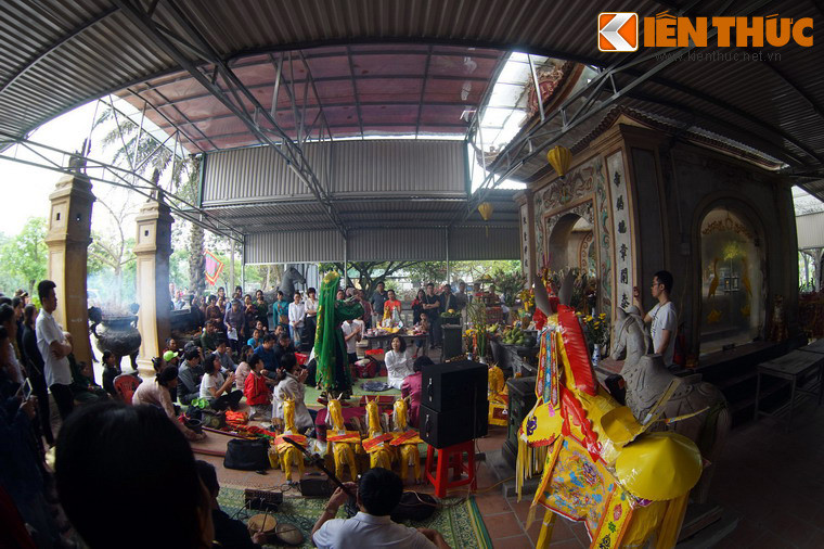 Qua cổng mộ là khoảng sân với tượng ngựa đá ở hai bên.