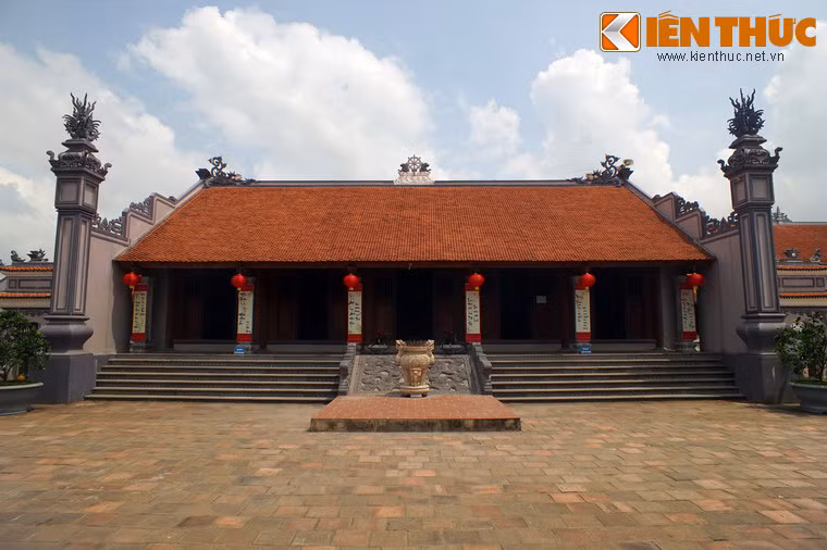 Tòa Tam bảo nằm sau Tam quan nội.