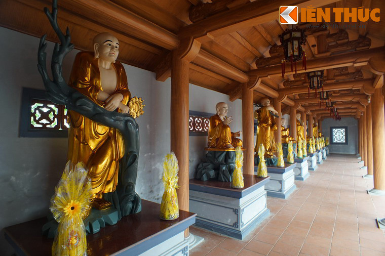 Tam bảo và nhà thờ Tổ được kết nối bằng tả hữu hành lang. Hai dãy hành lang này có đặt hàng tượng La hán.