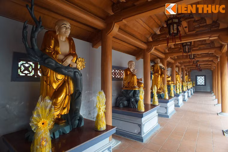 Tam bảo và nhà thờ Tổ được kết nối bằng tả hữu hành lang. Hai dãy hành lang này có đặt hàng tượng La hán.