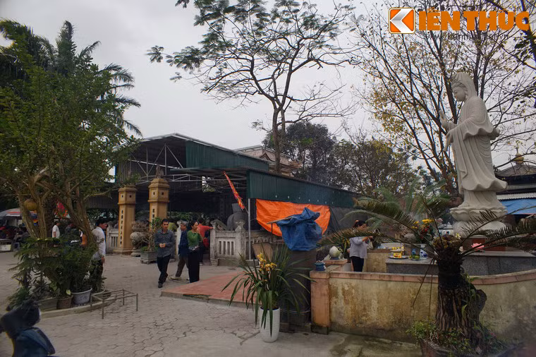 Cách lăng mộ khoảng 5m có đài thờ Quán Thế Âm Bồ Tát.