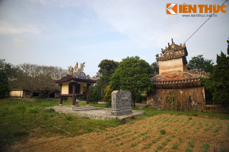 Trong khuôn viên chùa còn có các Miếu: Cao các thành hoàng, Đặc tấn phụ quốc thượng tướng quân Trần Quý Công và hai vị Dương Đại Lang.