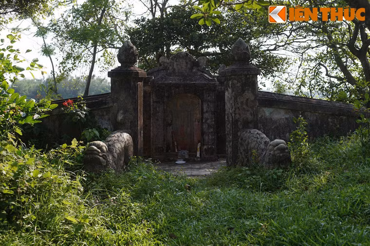 Mộ của ông được xây theo cách thức phổ biến của mộ các bậc công thần thời phong kiến, với vòng tường thấp bao quanh, hai bên trụ cổng có cặp nghê.