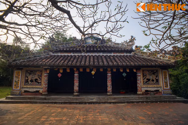 Chính điện của chùa có hai gian bốn chái. Hai chái sau khá rộng, là nơi lưu giữ nhiều sắc phong và các tài liệu thư tịch cổ, hai chái trước đặt giá treo chuông đồng và trống theo nguyên tắc "tả chung hữu cổ".