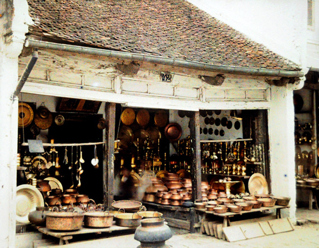 Cửa hàng bán đồ đồng trên phố Hàng Đồng. Ảnh: Leon Busy.