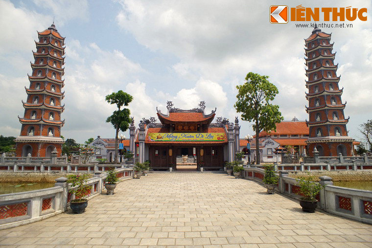 Sau khi tái thiết, chùa Hoằng Phúc mang không gian, bố cục và kiến trúc chùa Việt truyền thống trên diện tích lên đến 10.000m2. Ảnh: Tam quan nội của chùa Hoằng Phúc nằm sau cây cầu bắc qua hồ nước phong thủy.