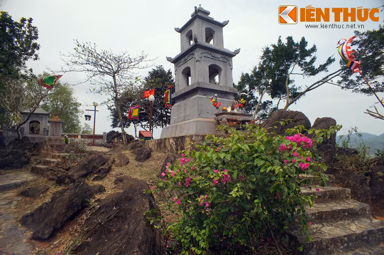 Nằm trên đỉnh núi Tùng, cách đền Bà Triệu khoảng 500 mét, lăng mộ Bà Triệu là nơi an nghỉ của người nữ anh hùng xuất chúng trong sử Việt. Khu lăng nằm ở địa thế đẹp với tầm nhìn bao quát một vùng rộng lớn của xứ Thanh. Các công trình ở đây được chế tác từ đá xanh nguyên khối.