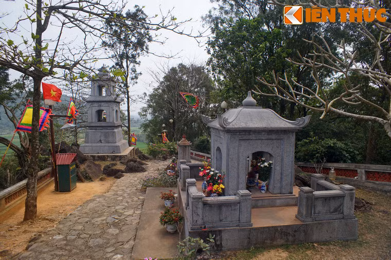 Mộ phần Bà Triệu được xây vuông bốn mặt, có kích thước 1,5m x 4m, chiều cao 2,3m, mở cửa hình vòm ra 4 phía, mái tạo dáng cong ở các góc, đỉnh mộ gắn quả cầu tròn. Ngoài ra lăng mộ còn các công trình khác tháp Lăng và tháp Chúa.