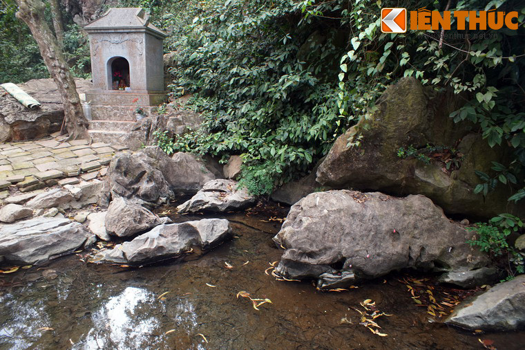 Ngoài ra, Khu di tích đền Bà Triệu còn đền Đệ tứ với vị thần hiển thánh nhiều lần giúp nghĩa quân Bà Triệu chiến thắng kẻ thù; dấu tích miếu Bàn Thề, nơi Bà Triệu và các nghĩa sĩ cùng chung chí hướng, nguyện lập lời thề giết giặc; giếng nước cổ dưới chân núi Tùng...