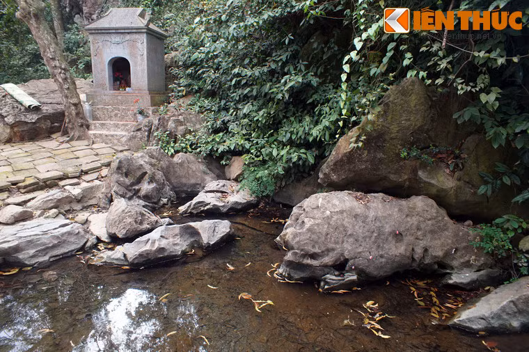 Ngoài ra, Khu di tích đền Bà Triệu còn đền Đệ tứ với vị thần hiển thánh nhiều lần giúp nghĩa quân Bà Triệu chiến thắng kẻ thù; dấu tích miếu Bàn Thề, nơi Bà Triệu và các nghĩa sĩ cùng chung chí hướng, nguyện lập lời thề giết giặc; giếng nước cổ dưới chân núi Tùng...