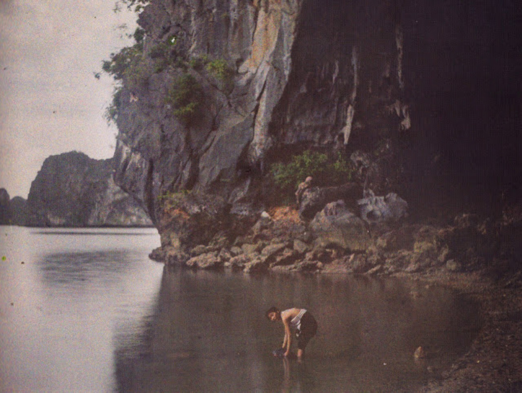 Thiếu nữ An Nam giặt đồ bên bờ vịnh. Ảnh: Leon Busy.