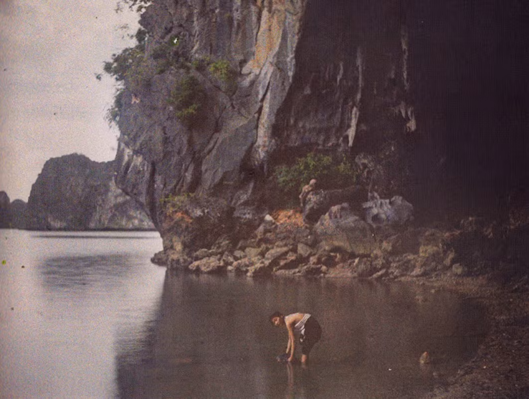 Thiếu nữ An Nam giặt đồ bên bờ vịnh. Ảnh: Leon Busy.