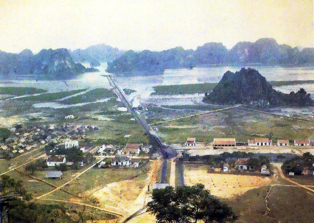 Thị trấn Hòn Gai nằm bên bờ vịnh Hạ Long, nay là thành phố Hạ Long. Ảnh chụp năm 1916. Ảnh: Leon Busy.