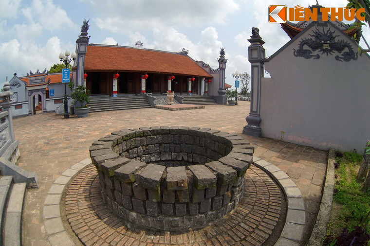 Chiếc giếng cổ trong sân chùa.