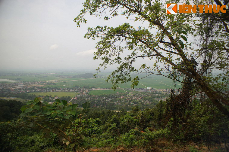 Từ chùa nhìn xuống thị xã Hồng Lĩnh đẹp như một bức tranh.