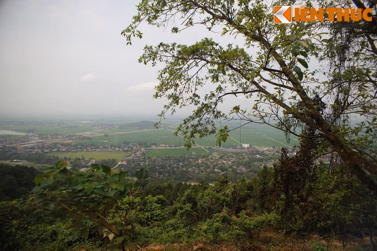 Từ chùa nhìn xuống thị xã Hồng Lĩnh đẹp như một bức tranh.