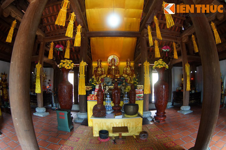 Không gian trong tòa Tam Bảo với bộ tượng Tam Thế Phật ở trung tâm.