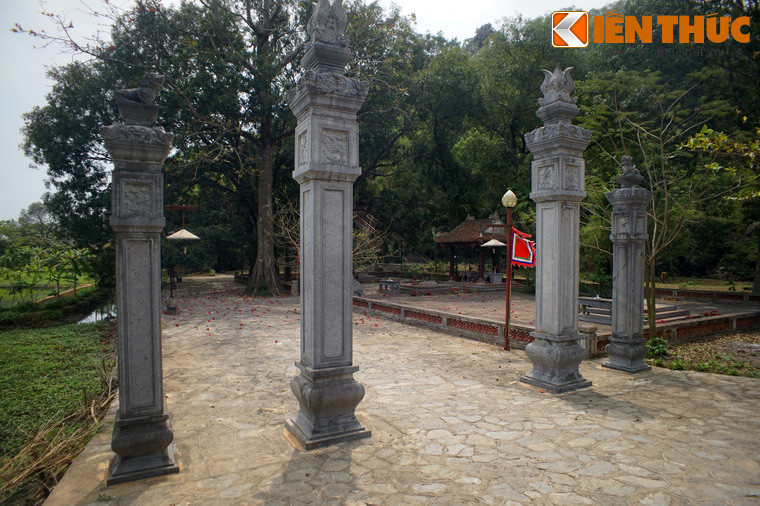 Cổng vào của khu lăng mộ là bốn trụ biểu uy nghiêm.