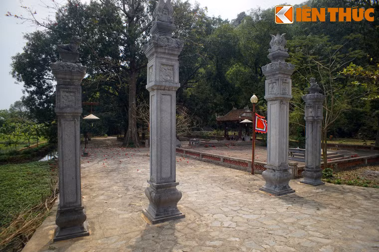 Cổng vào của khu lăng mộ là bốn trụ biểu uy nghiêm.
