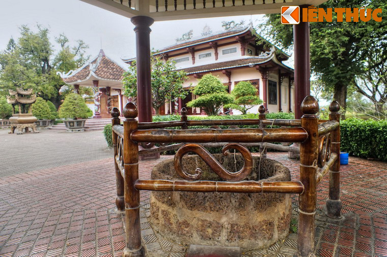 Cây me cổ thụ cùng với giếng nước gần đó là hai vật thể còn sót lại trong ngôi nhà của ba anh em nhà Tây Sơn sau khi bị quân của chúa Nguyễn Ánh tàn phá.