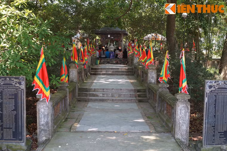 Khuôn viên khu lăng mộ rộng hàng chục nghìn mét vuông, được bao phủ bởi nhiều cây xanh. Ở vị trí trung tâm, lăng mộ Kinh Dương Vương nằm trên một nền đất cao có đường lát đá gồm nhiều cấp dẫn vào.