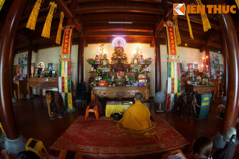 Bên trong nhà thờ Tổ, nơi có tượng Đức Phật và các vị Tổ sư.