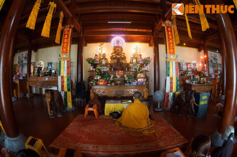 Bên trong nhà thờ Tổ, nơi có tượng Đức Phật và các vị Tổ sư.