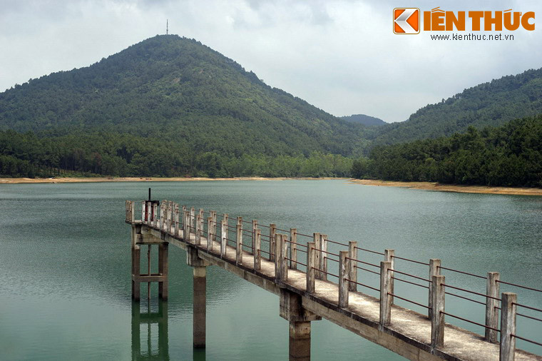 Từ chùa Thiên Tượng theo đường chim bay về phía Đông Nam chừng 2 km là đến hồ Thiên Tượng, một hồ nước có cảnh quan sơn thủy rất hữu tình.