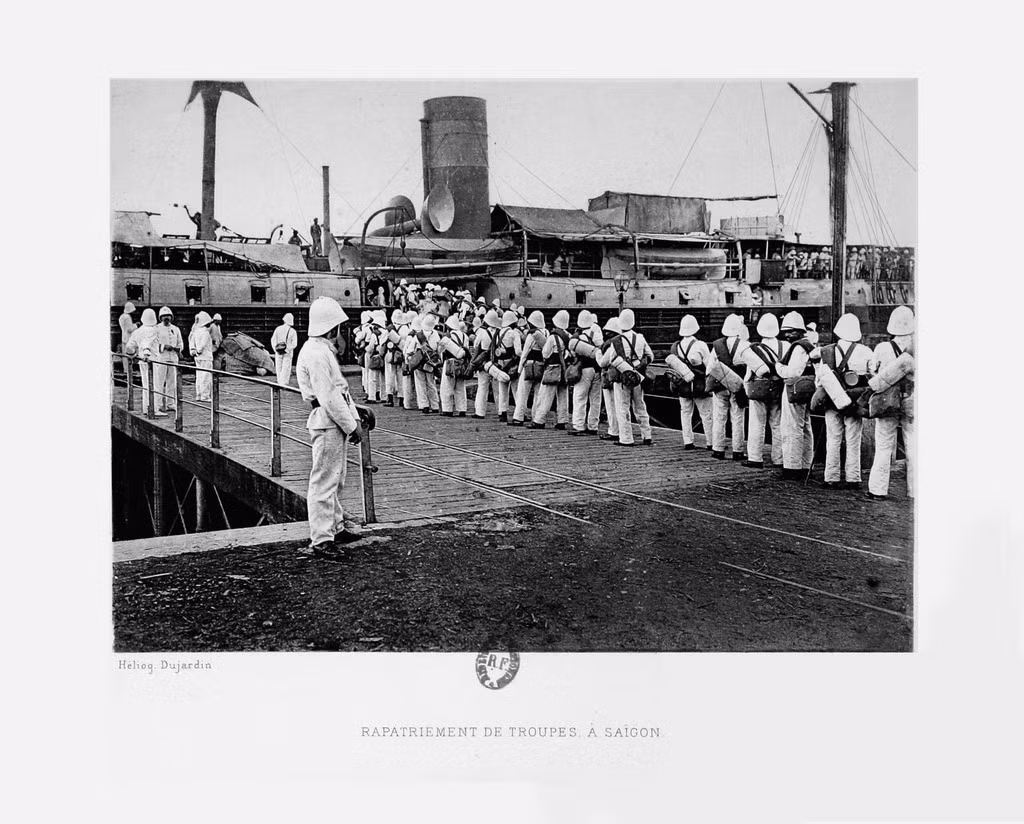 Binh sĩ Pháp lên tàu hồi hương tại cảng Sài Gòn. Ảnh tư liệu.