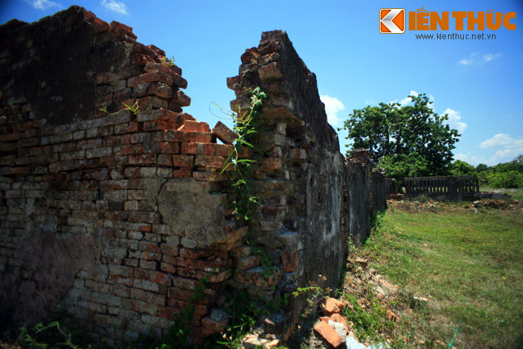 Trong khuôn viên Hoàng thành Huế, bên cạnh các cung điện tráng lệ, du khách có thể bắt gặp vô số phế tích đổ nát do sự tàn phá của các cuộc chiến tranh.