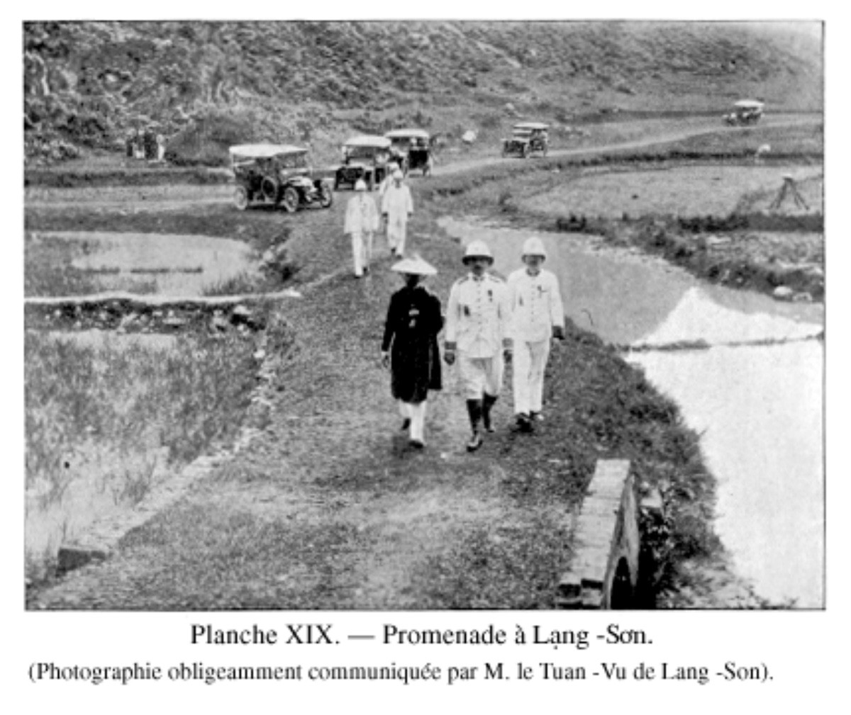 Nhà vua (áo đen) đi thăm một địa điểm ở Lạng Sơn trong chuyến Ngự giá Bắc tuần. Ảnh tư liệu.