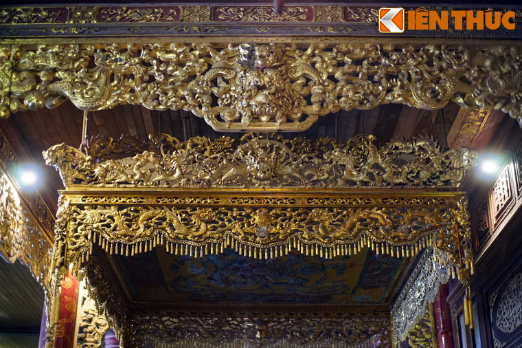 Ngai vàng nhà Nguyễn đã có một sự thay đổi vào thời vua Khải Định. Khi trùng tu lại điện Thái Hòa, vua cho làm lại bửu tán, chuyển từ chất liệu gấm lụa sang gỗ.