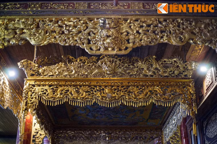 Ngai vàng nhà Nguyễn đã có một sự thay đổi vào thời vua Khải Định. Khi trùng tu lại điện Thái Hòa, vua cho làm lại bửu tán, chuyển từ chất liệu gấm lụa sang gỗ.