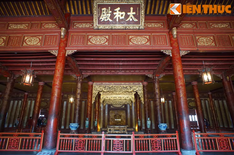 Ngày năm 5/7/1885, khi Kinh đô Huế thất thủ, quân Pháp đã tràn vào Hoàng thành và đốt phá nhiều cung điện. Trong giai đoạn Chiến tranh Việt Nam, Hoàng thành Huế cũng chịu nhiều tổn hại trong chiến sự Mậu Thân 1968.