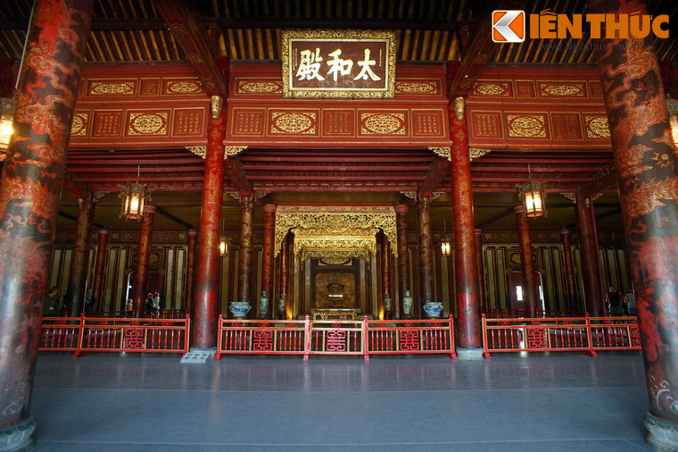 Chỉ có các quan tứ trụ và những hoàng thân quốc thích mới được diện kiến nhà vua bên trong điện. Các quan khác đứng sắp hàng ngang theo thứ tự ghi trên các phẩm sơn bằng đá nhỏ ở sân trước điện, theo nguyên tắc quan văn đứng bên trái, quan võ đứng bên phải.