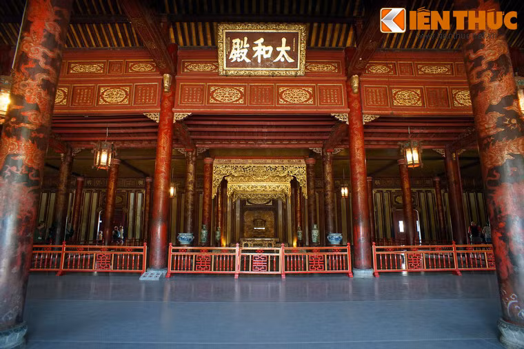 Chỉ có các quan tứ trụ và những hoàng thân quốc thích mới được diện kiến nhà vua bên trong điện. Các quan khác đứng sắp hàng ngang theo thứ tự ghi trên các phẩm sơn bằng đá nhỏ ở sân trước điện, theo nguyên tắc quan văn đứng bên trái, quan võ đứng bên phải.