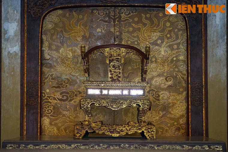 Điều này có thể là do ngai không khảm vàng ngọc quý, nhưng cũng có thể sự tôn nghiêm, thiêng liêng của ngai khiến cho không ai dám đụng vào.