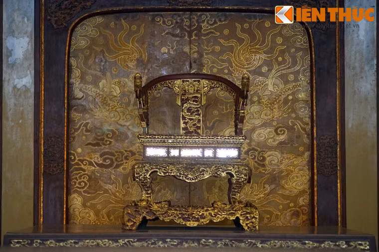 Điều này có thể là do ngai không khảm vàng ngọc quý, nhưng cũng có thể sự tôn nghiêm, thiêng liêng của ngai khiến cho không ai dám đụng vào.