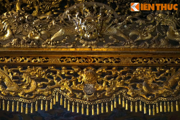 Cả ngai, bửu tán và bệ đều được chạm khắc hình tượng rồng, biểu trưng cho quyền lực của hoàng đế.