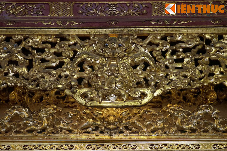 Có giai đoạn, ngai vàng đẫm máu trong những cuộc tranh giành ngôi vua, đó là bốn tháng thay ba vua (từ 19/7 đến 2/12/1883, ngai đã được chuyển qua các đời vua Tự Đức, Dục Đức, Hiệp Hòa Kiến Phúc).