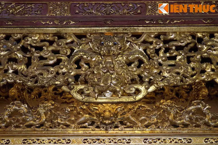 Có giai đoạn, ngai vàng đẫm máu trong những cuộc tranh giành ngôi vua, đó là bốn tháng thay ba vua (từ 19/7 đến 2/12/1883, ngai đã được chuyển qua các đời vua Tự Đức, Dục Đức, Hiệp Hòa Kiến Phúc).