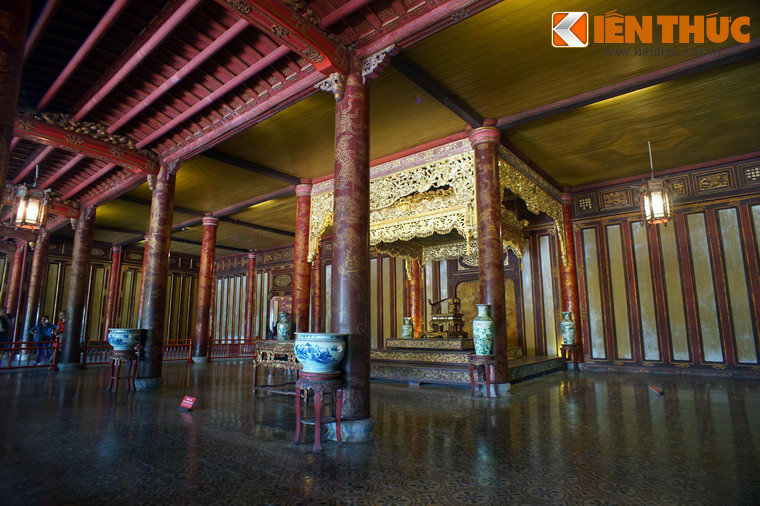 Theo nhà nghiên cứu Huế Phan Thuận An, vào những dịp lễ đăng quang, sinh nhật vua, đón tiếp sứ thần hay các buổi đại triều, nhà vua ngồi uy nghiêm trên ngai vàng đặt giữa điện Thái Hòa.