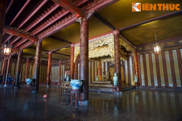 Theo nhà nghiên cứu Huế Phan Thuận An, vào những dịp lễ đăng quang, sinh nhật vua, đón tiếp sứ thần hay các buổi đại triều, nhà vua ngồi uy nghiêm trên ngai vàng đặt giữa điện Thái Hòa.