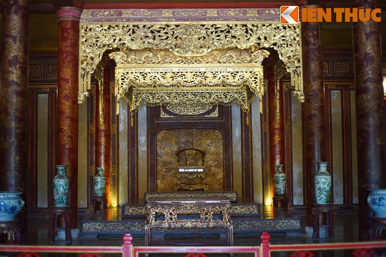 Phía trên ngai vàng có bửu tán gồm ba lớp, lằm bằng gỗ thếp vàng lộng lẫy.