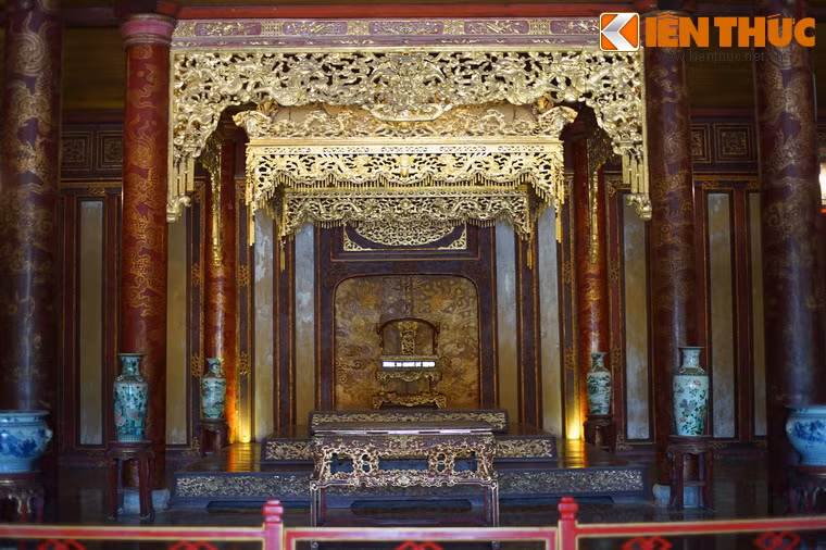 Phía trên ngai vàng có bửu tán gồm ba lớp, lằm bằng gỗ thếp vàng lộng lẫy.