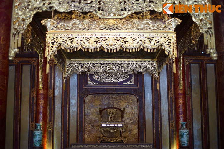 Người làm ngai là những những nghệ nhân xuất sắc nhất của đội thợ chuyên chế tác đồ dùng cho hoàng gia và triều đình.