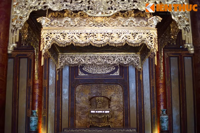 Người làm ngai là những những nghệ nhân xuất sắc nhất của đội thợ chuyên chế tác đồ dùng cho hoàng gia và triều đình.